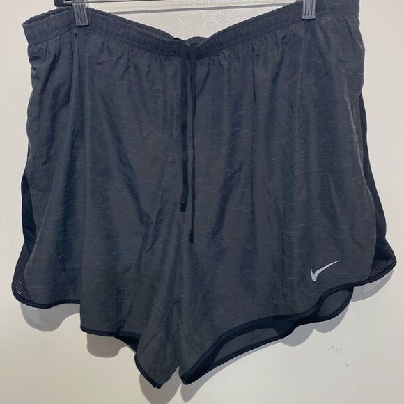 Nike Women's Black Performance Dri-Fit Tempo Athletic Running  Shorts 1X NWT - Picture 1 of 7